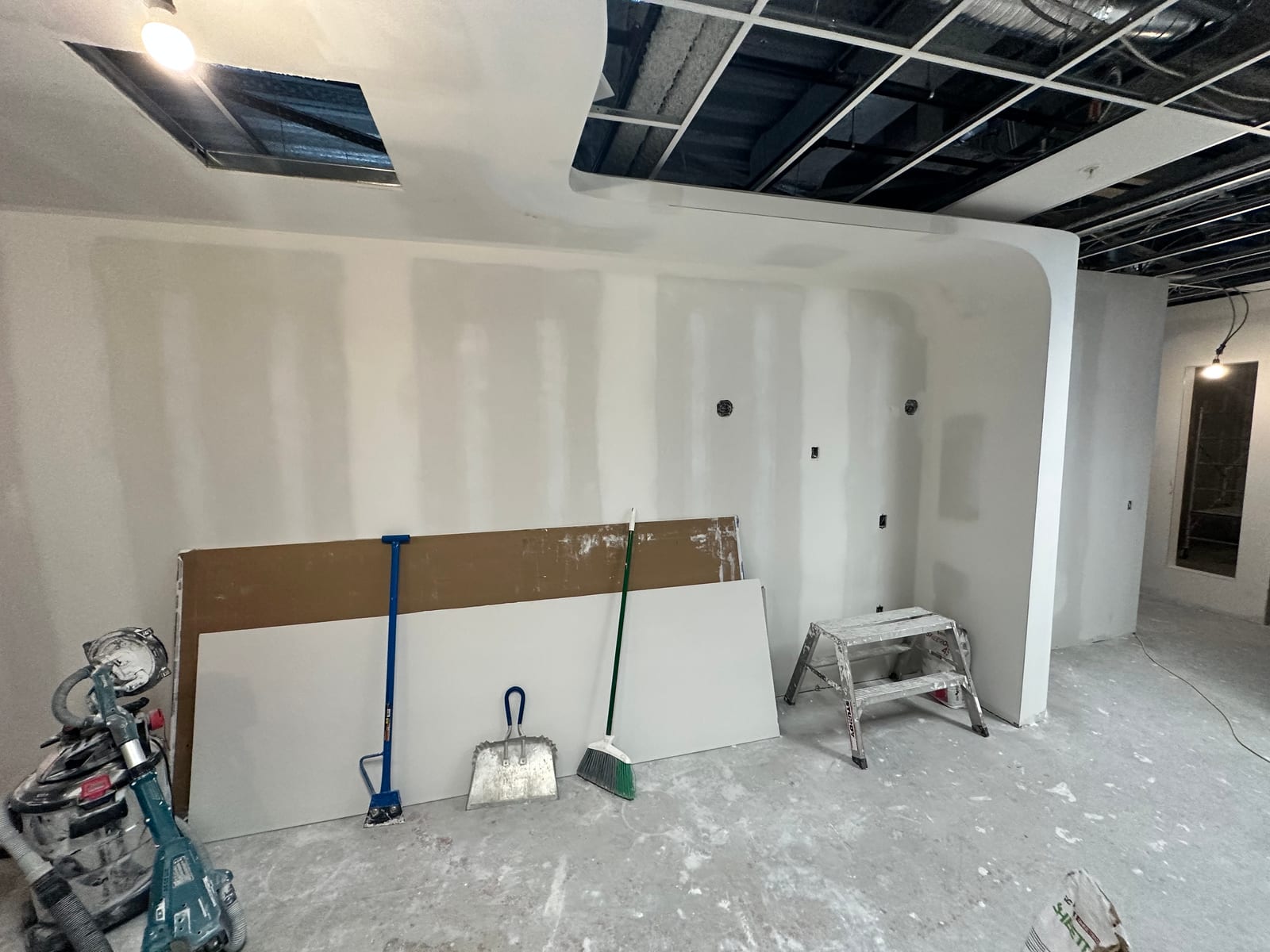 Taped and mudded walls with curved bulkhead during finishing