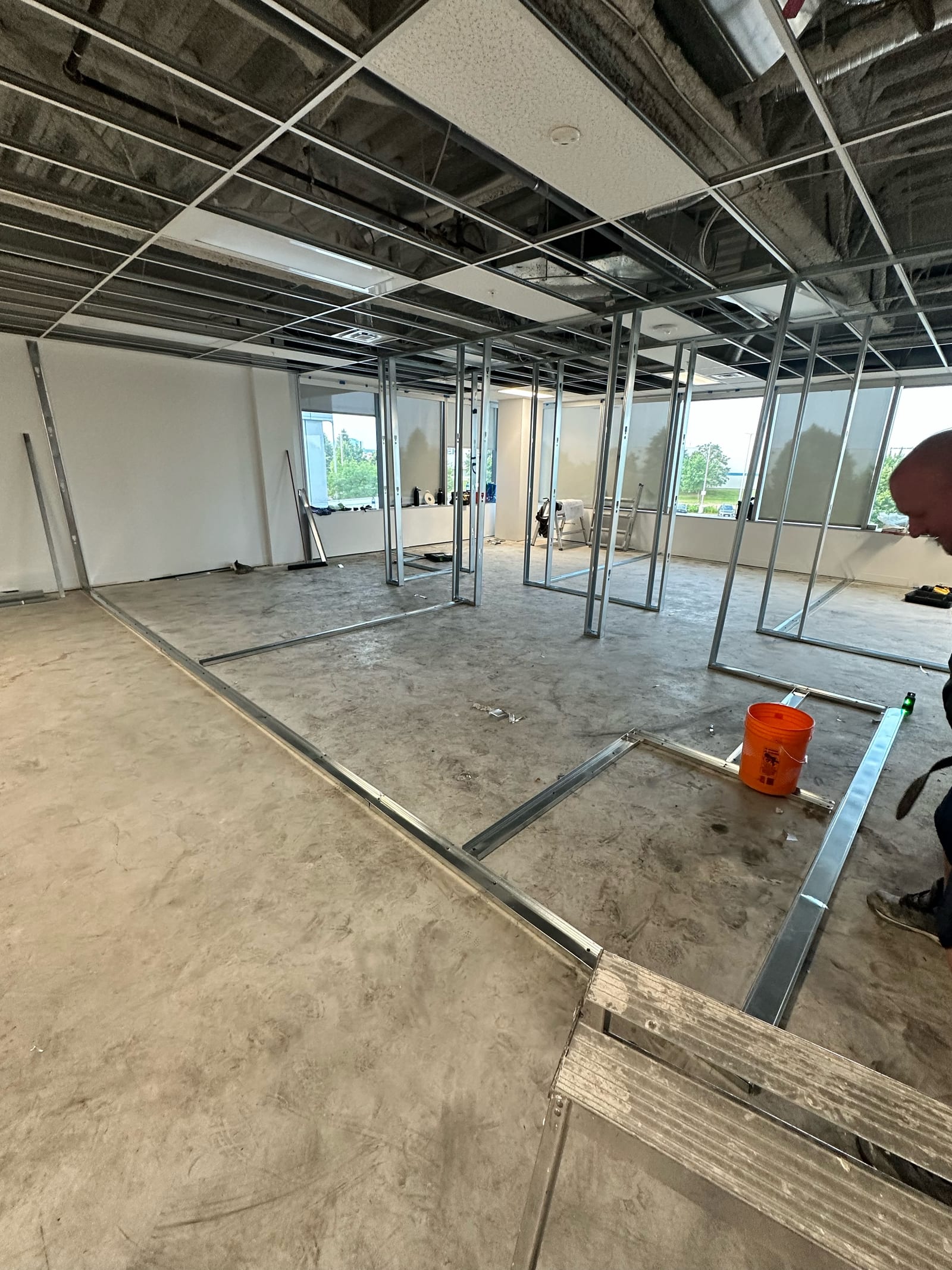 Metal stud office partitions under T-bar ceiling with perimeter windows