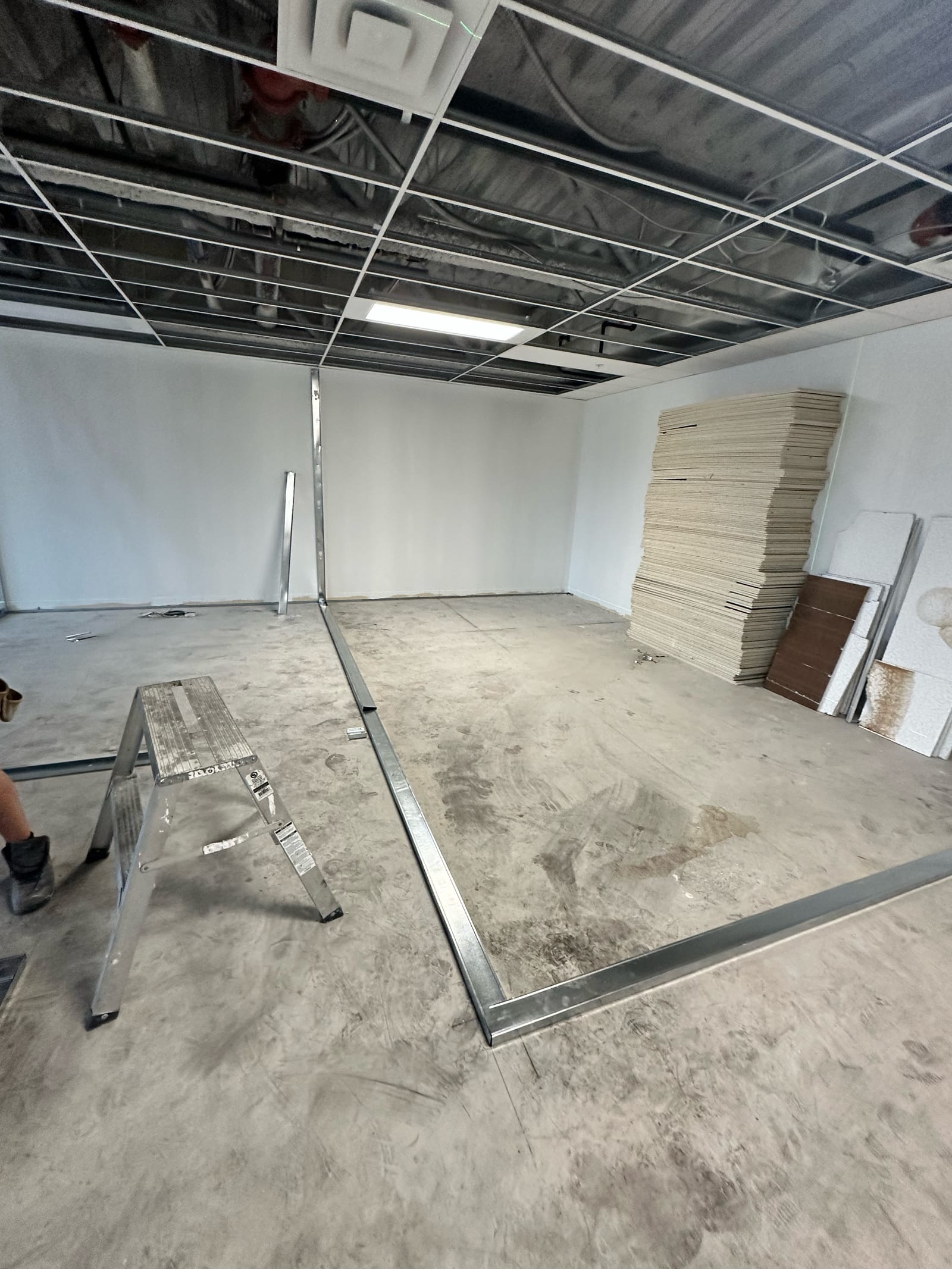 Metal floor track layout and drywall stack for commercial framing